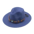 Nahaufnahme des blauen Strohhutes mit stilvollem Holzperlenband für den Sommerurlaub. - M (56-58cm) / Marineblau