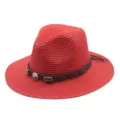 Détail de chapeau fedora en paille rouge avec bande en cuir décorée, turquoise et perles en bois. - M (56-58cm) / Rouge
