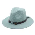 Gros plan détaillé du chapeau fedora en paille vert menthe, avec bande en cuir et perles. - M (56-58cm) / Cyan