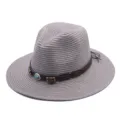 Chapeau fedora en paille grise avec bande en cuir foncé, perles de bois et détail turquoise. - M (56-58cm) / Gris