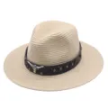 Gros-plan du chapeau de paille occidental avec bande en cuir foncé et emblème de crâne de taureau. - M (56-58cm) / Beige
