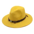 Gros plan détaillé du chapeau de paille jaune avec une belle bande en cuir et perles. - M (56-58cm) / Jaune