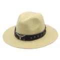 Gros plan chapeau paille western avec bande cuir noir, crâne de taureau métal et rivets. - M (56-58cm) / Light jaune