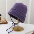 Elegante cappello secchiello in maglia invernale con lacci, cuffia di lana viola donna. - Taglia unica / Viola