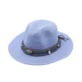Primer plano detallado del sombrero de paja azul con cinta étnica y cuentas de colores. - M (56-58cm) / Azul cielo