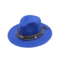 Detalle sombrero fedora de paja azul con cuentas de colores estilo étnico flecos y cordón cuero. - M (56-58cm) / Azul zafiro