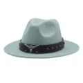 Chapeau fedora bleu clair élégant avec ceinture en cuir marron, crâne de taureau et rivets. - M (56-58cm) / Bleu clair