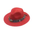 Vue détaillée chapeau fedora paille rouge avec bande tissée boho, perles et franges. - M (56-58cm) / Rouge
