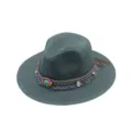 Sombrero fedora de paja verde oscuro con banda boho, cuentas de colores y flecos. - M (56-58cm) / Verde Oscuro