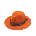 Vista detallada de sombrero de paja naranja con banda étnica de cuentas y flecos bohemios. - M (56-58cm) / Naranja