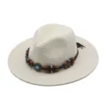 Strohhut im Fedora-Stil mit Holzperlen und Türkis-Dekorband für sommerlichen Sonnenschutz am Strand. - M (56-58cm) / Creme
