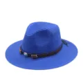 Vue détaillée du chapeau de paille bleu avec bande en cuir marron et perles pour l'été. - M (56-58cm) / Bleu saphir