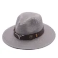 Vue détaillée du chapeau fedora en paille grise avec bande en cuir marron et crâne de taureau. - M (56-58cm) / Gris