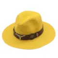 Vue detaillee du chapeau de paille jaune avec bande en cuir marron et decor de crane de taureau. - M (56-58cm) / Jaune