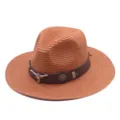 Gros plan détaillé du chapeau de paille marron avec bande en cuir et décor de crâne de taureau. - M (56-58cm) / Couleur caramel