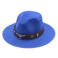 Vue détaillée du chapeau de paille bleu avec bande en cuir et ornement tête de taureau. - M (56-58cm) / Bleu saphir