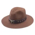 Gros plan du chapeau de paille marron avec bandeau en cuir, crâne de taureau et clous. - M (56-58cm) / Café