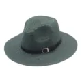 Klassieke donkergroene strooien fedora hoed met zwarte lederen band en metalen gesp. - M (56-58cm) / Donkergroen