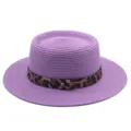 Stijlvolle paarse platte strohoed met panterprint band en brede rand voor zomerstrand. - M (56-58cm) / Paars