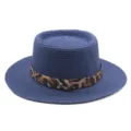 Detail van blauwe stijlvolle strooien hoed met trendy luipaardprint band voor zonnig strand. - M (56-58cm) / Marineblauw