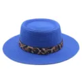 Close-up van de elegante blauwe strohoed met platte kroon en chique luipaardprint lint. - M (56-58cm) / Saffierblauw