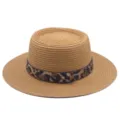 Vista detallada de sombrero de paja plano de verano para mujer con banda de leopardo y metal. - M (56-58cm) / Caqui