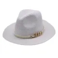 Vue détaillée du chapeau de paille blanc avec chaîne dorée élégante et corde tressée. - M (56-58cm) / Blanc