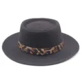 Detalle en primer plano del sombrero de paja negro para mujer con cinta de leopardo. - M (56-58cm) / Negro