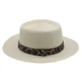 Vista de cerca de sombrero de paja plano con cinta de leopardo de moda y tachuela. - M (56-58cm) / Crema