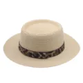 Detalle en primer plano de la textura de paja tejida y elegante cinta de leopardo. - M (56-58cm) / Beige