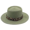 Groene platte strohoed met chique luipaardprint band voor zomerse strand en zonbescherming. - M (56-58cm) / Legergroen