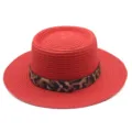 Dames rode platte strohoed met luipaardprint band voor zomer strand zonbescherming - M (56-58cm) / Rood