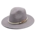 Détail en gros plan d'un élégant chapeau Fedora en paille grise avec corde et chaîne. - M (56-58cm) / Gris