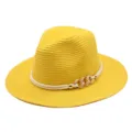 Détail rapproché du chapeau de paille jaune avec corde blanche et chaîne dorée élégante. - M (56-58cm) / Jaune