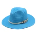 Détail de chapeau de paille bleu clair avec corde tressée blanche et chaîne métallique. - M (56-58cm) / Bleu lac