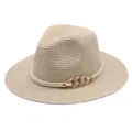 Détails exquis du chapeau de paille pour femme avec chaîne dorée chic et cordon blanc. - M (56-58cm) / Beige