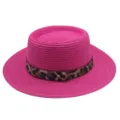 Roze platte strohoed met luipaardprint lint en gouden stud voor het zomerse strand. - M (56-58cm) / Rozerood