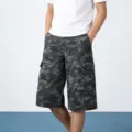 Dettaglio pantaloncini cargo mimetici uomo, bermuda casual multitasche scuri. - Taglia S / Pantaloni e gonne / Grigio scuro