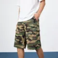 Vista dettagliata pantaloncini cargo mimetici da uomo con tasche multiple e vestibilità comoda. - Taglia S / Pantaloni e gonne / Mimetico Verde Militare