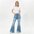 Jeans a zampa azzurri slavati con ginocchia strappate e dettagli di orlo sfrangiato. - Taglia S / Pantaloni e gonne