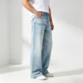 Dettaglio di jeans dritti da uomo lavati in azzurro chiaro con effetto baffi di gatto. - Taglia S / Pantaloni e gonne / Azzurro