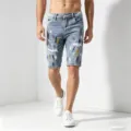 Pantaloncini di jeans elasticizzati strappati con schizzi di pittura azzurri estivi eleganti. - Taglia S / Pantaloni e gonne / Azzurro