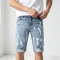 Pantaloncini di jeans elasticizzati azzurri da uomo con schizzi di vernice e strappi. - Taglia S / Pantaloni e gonne / Azzurro