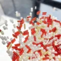 Vista dettagliata di perline di rocaille rosse e bianche assortite per accessori di gioielli. - Bianco e Rosso