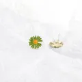 Orecchini a lobo margherita girasole verde, simpatici gioielli floreali in lega smaltata. - Verde