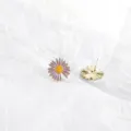 Orecchini a lobo margherita in smalto viola, accessorio di gioielleria in lega. - Viola