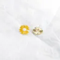 Orecchini a lobo margherita girasole in lega, elegante accessorio di gioielleria fatto a mano. - Giallo