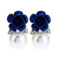 Elegante dunkelblaue Rosenblüte und weiße Perle Ohrstecker mit Kristall-Strasssteinen - Blau