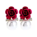 Elegante rote Rosen Ohrringe mit Perle und Strass, modischer Damenschmuck im Detailblick. - Fuchsia