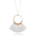 Lange goldene Kette mit grossem runden Anhänger und weißen Quasten für elegante Damen. - Weiß